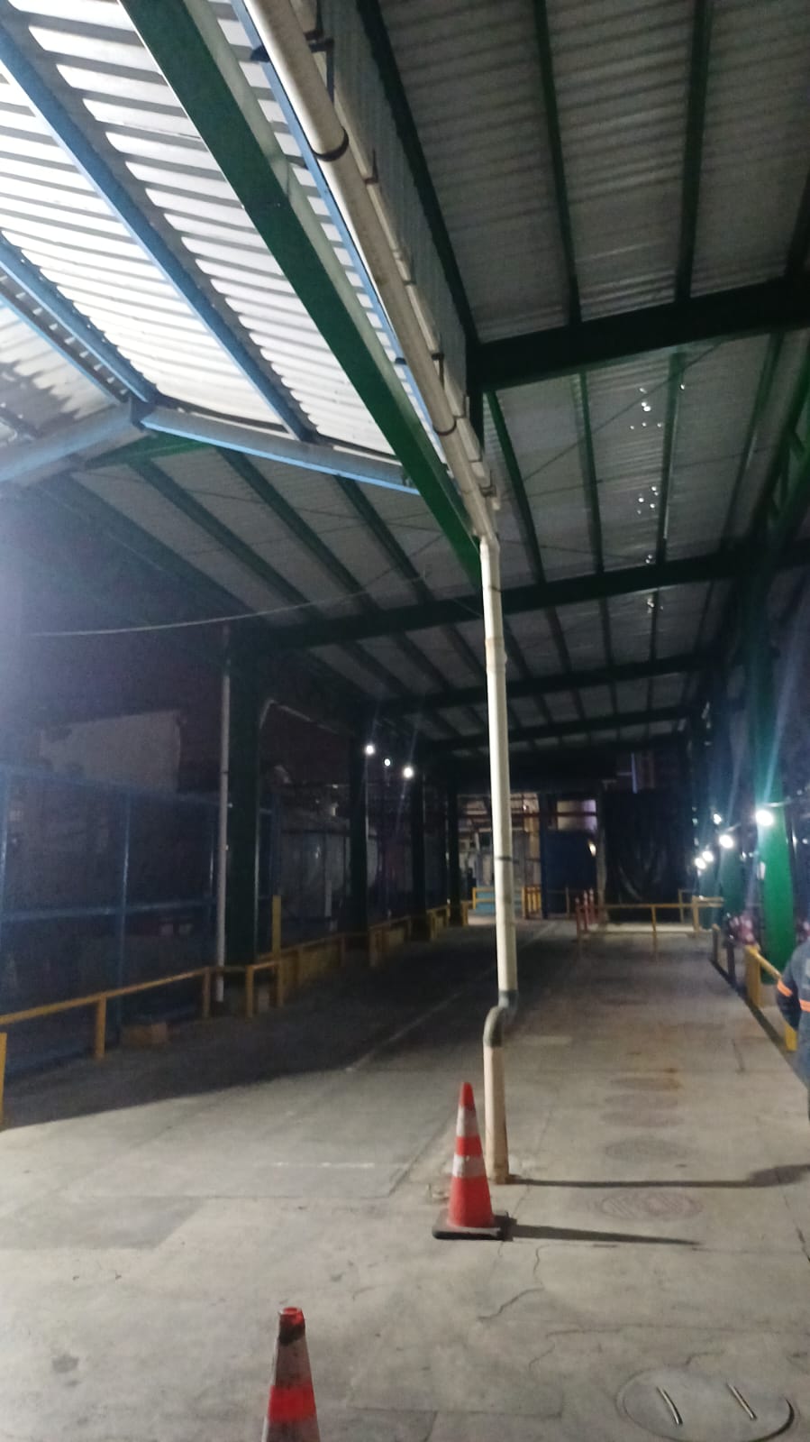 Interior de nave industrial con estructura metálica y cubierta — Guatemala