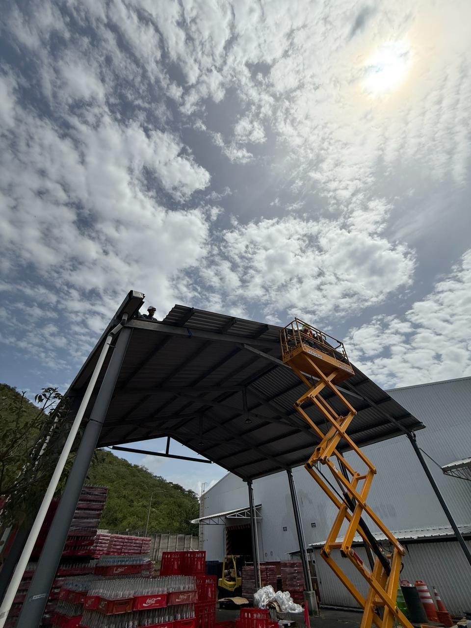 Montaje de cubierta metálica con plataforma elevadora — Guatemala
