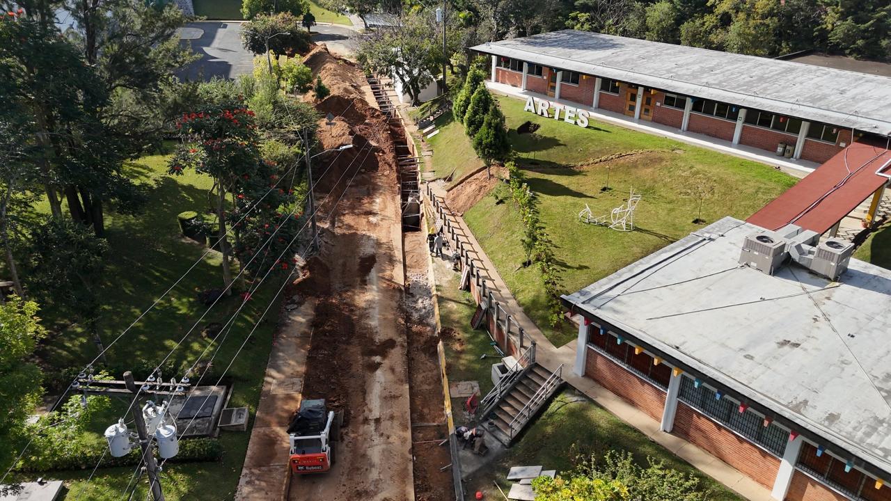 Excavación de zanjas para red de tuberías — vista aérea