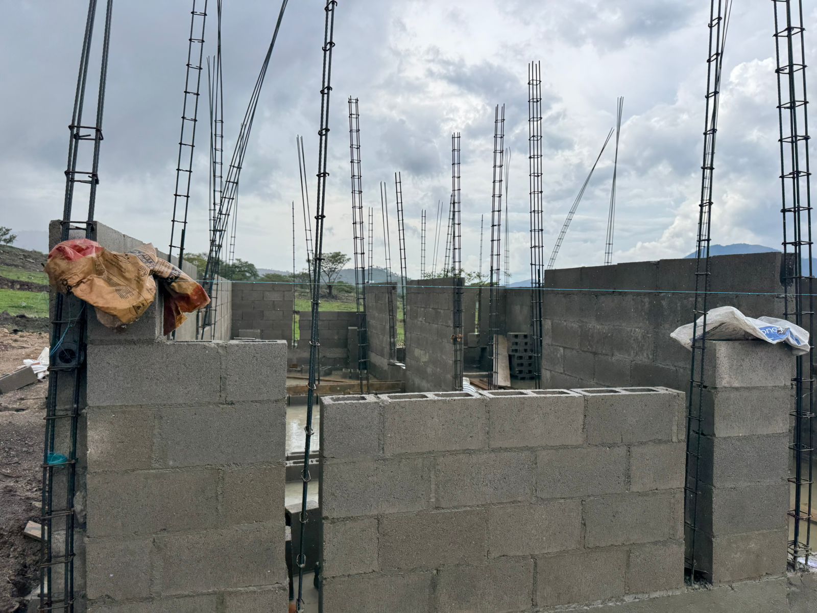 Construcción de muros y columnas con cimbra — obra civil Guatemala