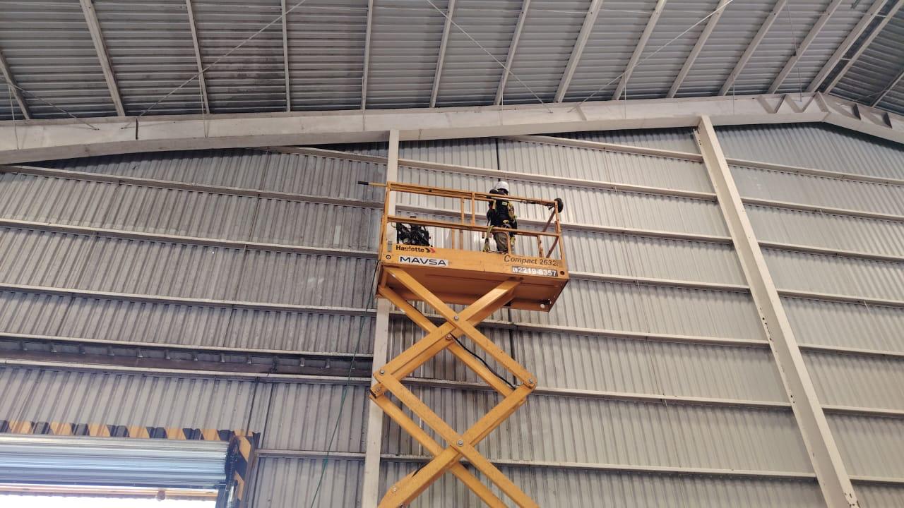 Técnico Grupo Soling en plataforma sobre estructura metálica