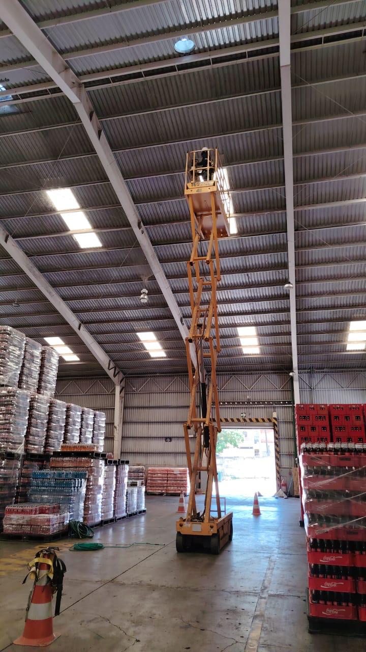 Mantenimiento en bodega industrial con elevador boom