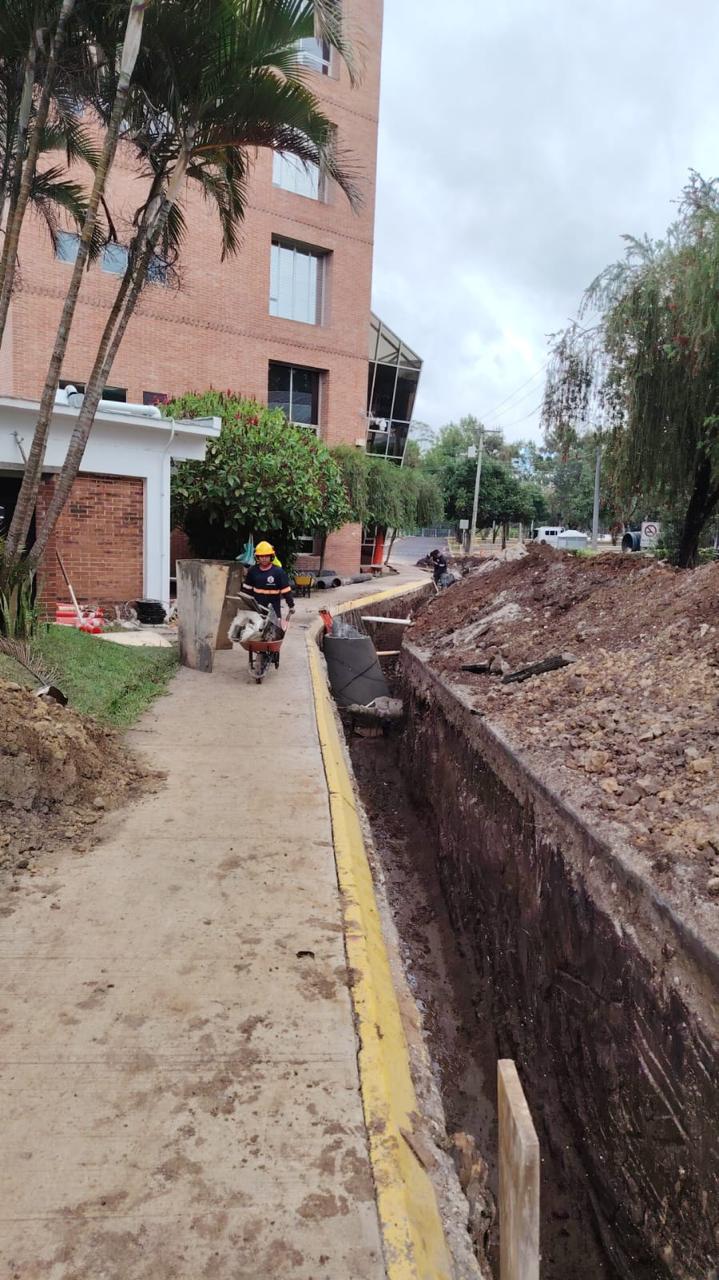 Instalación de tubería en zanja — red hidrosanitaria Guatemala