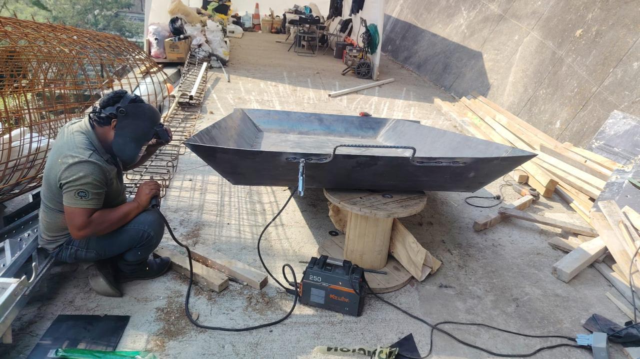 Fabricación de estructura metálica — soldador en taller
