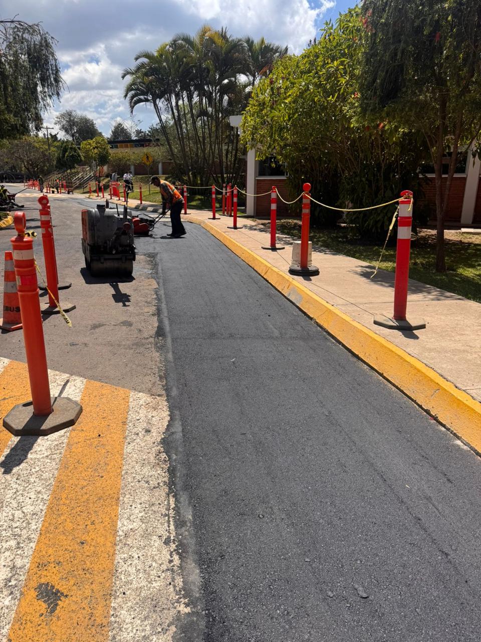 Pavimentación y obra vial con compactador