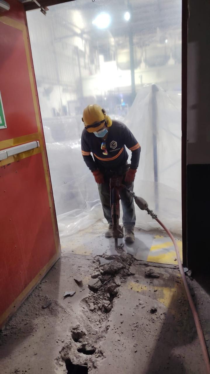 Trabajador Grupo Soling con martillo demoledor en planta